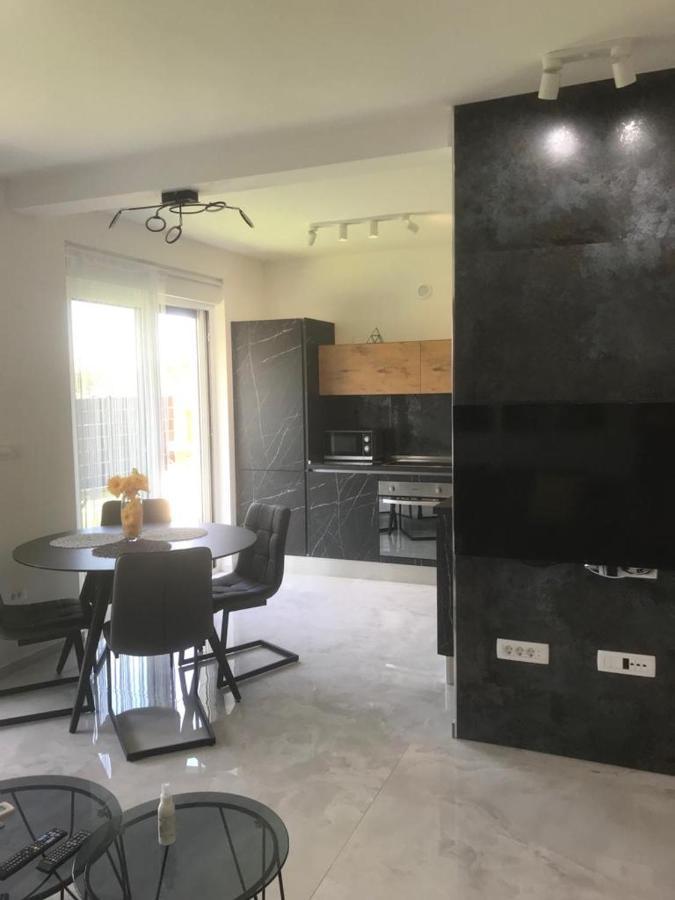 Hedonist-Luxury 2 Bedroom Apartment With Private Hot Tub, Garden And Free Parking Trogir Bagian luar foto