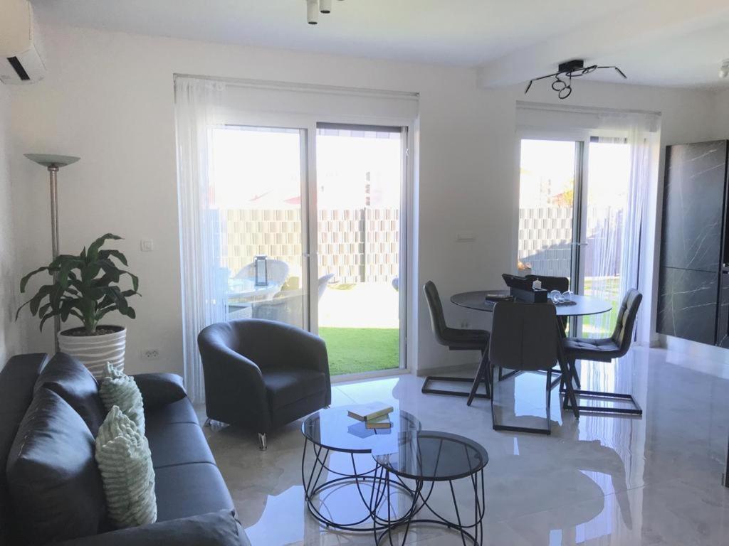 Hedonist-Luxury 2 Bedroom Apartment With Private Hot Tub, Garden And Free Parking Trogir Bagian luar foto