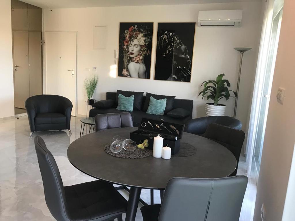 Hedonist-Luxury 2 Bedroom Apartment With Private Hot Tub, Garden And Free Parking Trogir Bagian luar foto