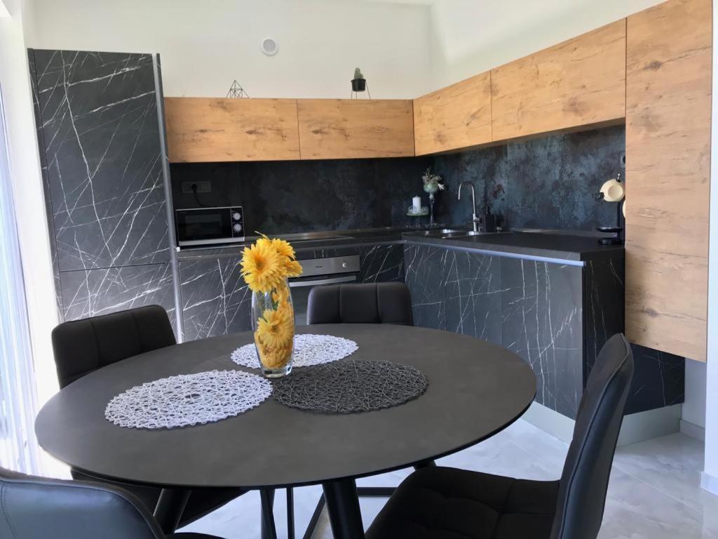 Hedonist-Luxury 2 Bedroom Apartment With Private Hot Tub, Garden And Free Parking Trogir Bagian luar foto