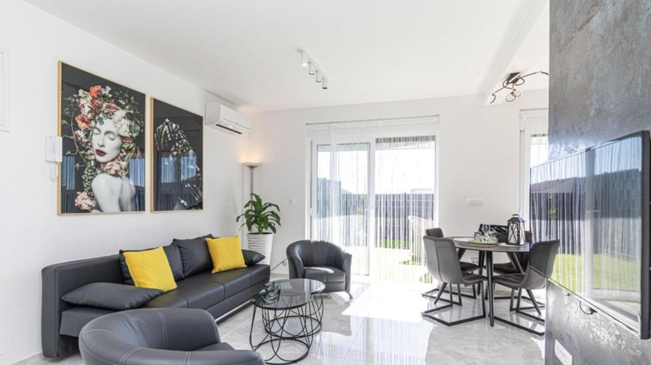 Hedonist-Luxury 2 Bedroom Apartment With Private Hot Tub, Garden And Free Parking Trogir Bagian luar foto