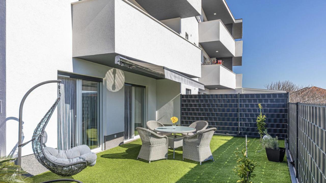 Hedonist-Luxury 2 Bedroom Apartment With Private Hot Tub, Garden And Free Parking Trogir Bagian luar foto