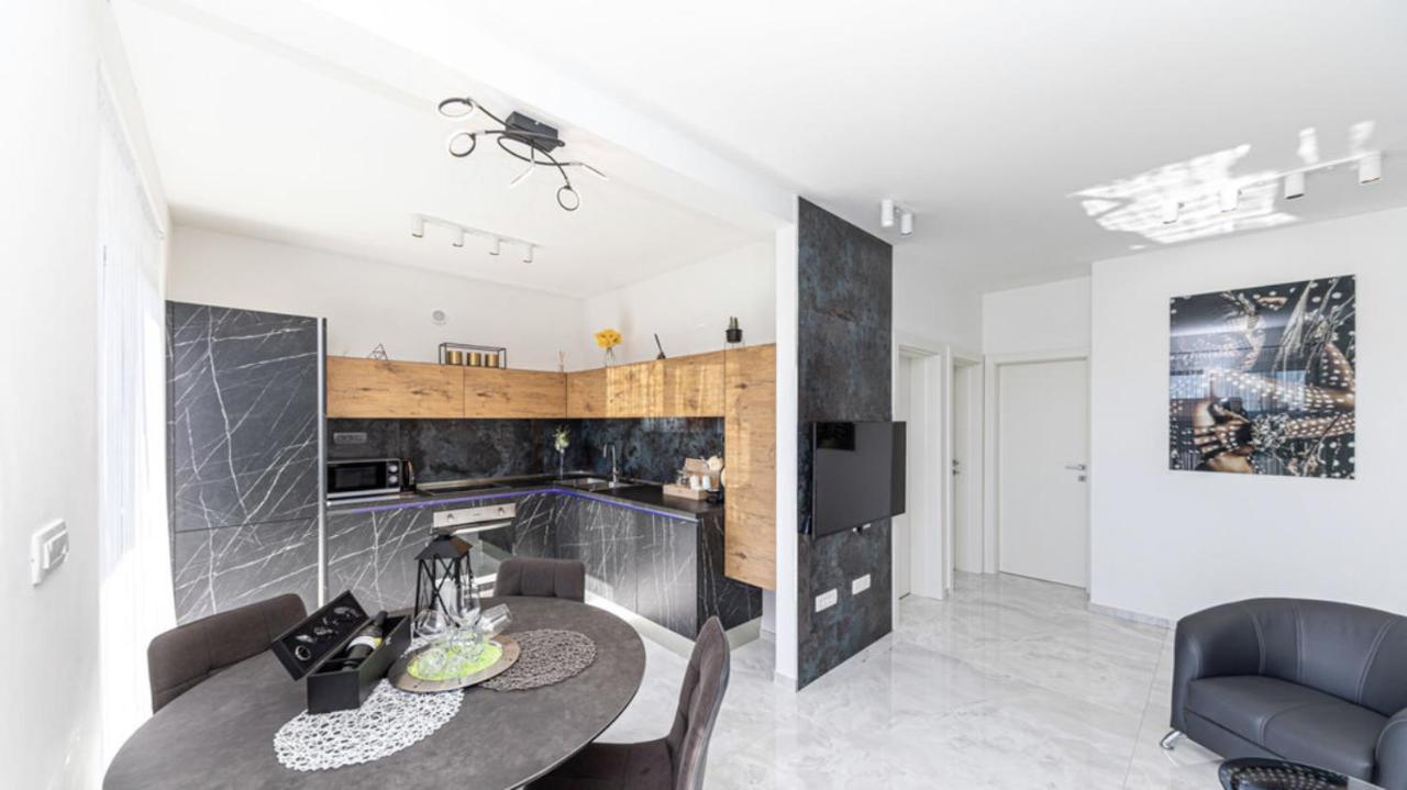 Hedonist-Luxury 2 Bedroom Apartment With Private Hot Tub, Garden And Free Parking Trogir Bagian luar foto