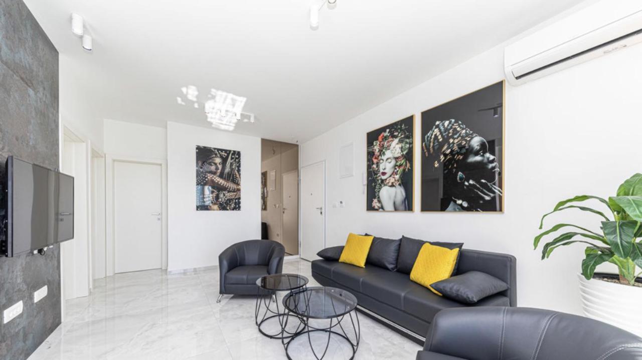 Hedonist-Luxury 2 Bedroom Apartment With Private Hot Tub, Garden And Free Parking Trogir Bagian luar foto